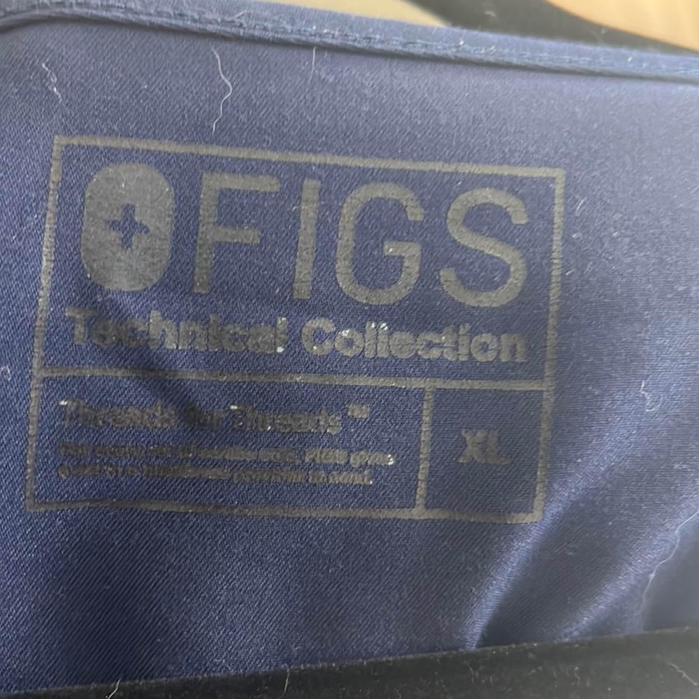 Figs 2 pocket scrub top